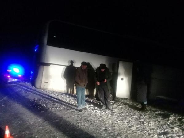 Пассажирский автобус «Астрахань – Кисловодск» съехал в кювет и застрял